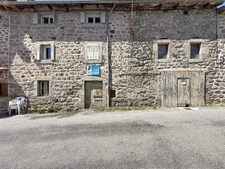 Ardèche - Vallée de la Glueyre - Marcols les Eaux - Grande maison de village - une dépendance à rénover, un grand garage, caves, ...