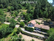 Nichée au cœur de la nature, sans vis-à-vis et avec une vue remarquable, grande maison de 7 (voir 8) chambres et de belles terrasses, offre un cadre de vie paisible et ressourçant.