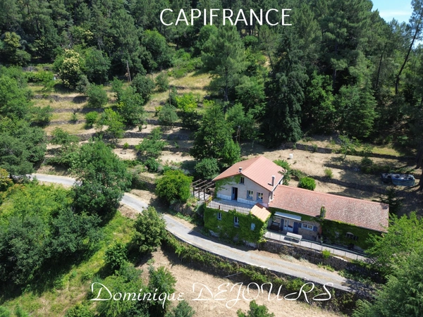 Nichée au cœur de la nature, sans vis-à-vis et avec une vue remarquable, grande maison de 7 (voir 8) chambres et de belles terrasses, offre un cadre de vie paisible et ressourçant.