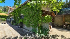 Nichée au cœur de la nature, sans vis-à-vis et avec une vue remarquable, grande maison de 7 (voir 8) chambres et de belles terrasses, offre un cadre de vie paisible et ressourçant.