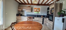 Tènement immobilier : 2 habitations et un ancien hangar agricole - 6200m² autour de la maison + bois de chênes 9700m² - source et un bassin