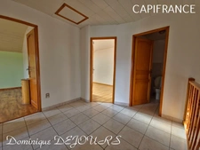 Tènement immobilier : 2 habitations et un ancien hangar agricole - 6200m² autour de la maison + bois de chênes 9700m² - source et un bassin