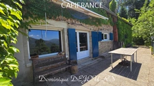 Nichée au cœur de la nature, sans vis-à-vis et avec une vue remarquable, grande maison de 7 (voir 8) chambres et de belles terrasses, offre un cadre de vie paisible et ressourçant.