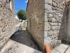 Ardèche - Vallée de la Glueyre - Marcols les Eaux - Grande maison de village - une dépendance à rénover, un grand garage, caves, ...