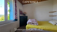 Nichée au cœur de la nature, sans vis-à-vis et avec une vue remarquable, grande maison de 7 (voir 8) chambres et de belles terrasses, offre un cadre de vie paisible et ressourçant.