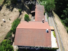 Nichée au cœur de la nature, sans vis-à-vis et avec une vue remarquable, grande maison de 7 (voir 8) chambres et de belles terrasses, offre un cadre de vie paisible et ressourçant.