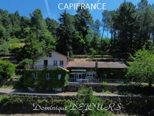 Nichée au cœur de la nature, sans vis-à-vis et avec une vue remarquable, grande maison de 7 (voir 8) chambres et de belles terrasses, offre un cadre de vie paisible et ressourçant.