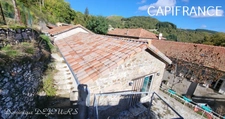 Ardéche, à St Julien du Gua, dans la sauvage et magnifique vallée de l'Auzene, grande maison de 178m² avec très grands sous-sols avec garage et atelier