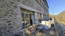 Ardèche - Ancien moulinage dans la vallée de l'Auzène - 6 logements - une grande salle 232m² - dépendance - piscine - rivière au pied