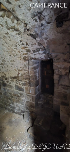 Ardèche, à 5 mn en voiture de St Pierreville au coeur du parc national des Monts d'Ardèche, spacieuse maison de 178m² avec une grande dépendance de 200m² sur 2 niveaux à aménager