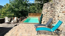 Très Belle Maison en pierres dominant la Vallée de l'Eyrieux avec une vue splendide. 3 chambres, un grand séjour et une piscine.