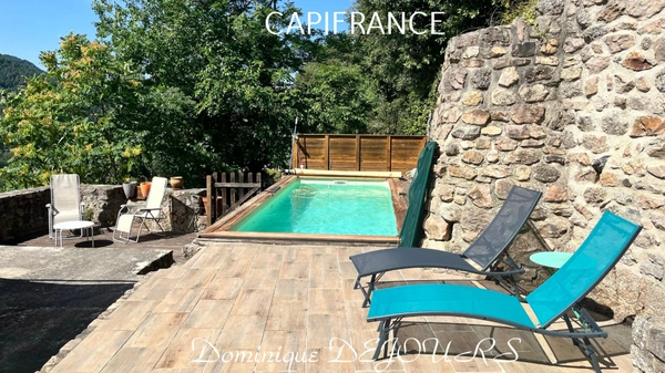 Très Belle Maison en pierres dominant la Vallée de l'Eyrieux avec une vue splendide. 3 chambres, un grand séjour et une piscine.