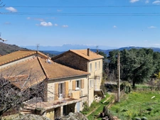 Tènement immobilier : 2 habitations et un ancien hangar agricole - 6200m² autour de la maison + bois de chênes 9700m² - source et un bassin