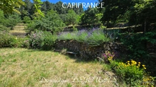 Nichée au cœur de la nature, sans vis-à-vis et avec une vue remarquable, grande maison de 7 (voir 8) chambres et de belles terrasses, offre un cadre de vie paisible et ressourçant.