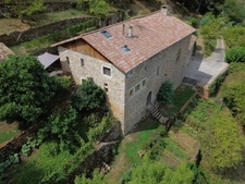 Demeure prestigieuse du XIV siècle au coeur de la belle vallée de l’Eyrieux en Ardèche, , située à 45mn de Valence (Drome) -285m² habitable sur 2ha de terrain.
