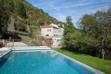 Ardèche - Ancien moulinage dans la vallée de l'Auzène - 6 logements - une grande salle 232m² - dépendance - piscine - rivière au pied