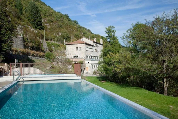 Ardèche - Ancien moulinage dans la vallée de l'Auzène - 6 logements - une grande salle 232m² - dépendance - piscine - rivière au pied
