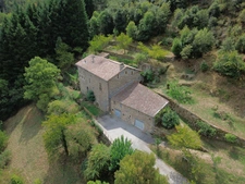Demeure prestigieuse du XIV siècle au coeur de la belle vallée de l’Eyrieux en Ardèche, , située à 45mn de Valence (Drome) -285m² habitable sur 2ha de terrain.
