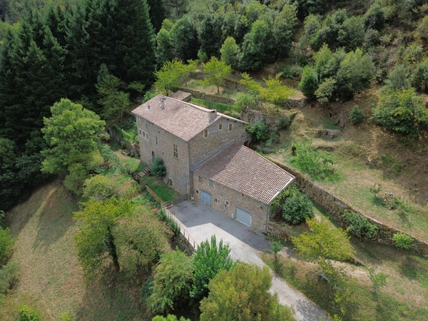 Demeure prestigieuse du XIV siècle au coeur de la belle vallée de l’Eyrieux en Ardèche, , située à 45mn de Valence (Drome) -285m² habitable sur 2ha de terrain.