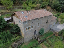 Demeure prestigieuse du XIV siècle au coeur de la belle vallée de l’Eyrieux en Ardèche, , située à 45mn de Valence (Drome) -285m² habitable sur 2ha de terrain.