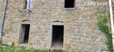 Ardèche, à 5 mn en voiture de St Pierreville au coeur du parc national des Monts d'Ardèche, spacieuse maison de 178m² avec une grande dépendance de 200m² sur 2 niveaux à aménager