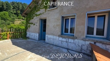 Nichée au cœur de la nature, sans vis-à-vis et avec une vue remarquable, grande maison de 7 (voir 8) chambres et de belles terrasses, offre un cadre de vie paisible et ressourçant.