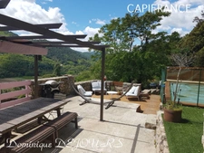 Très Belle Maison en pierres dominant la Vallée de l'Eyrieux avec une vue splendide. 3 chambres, un grand séjour et une piscine.