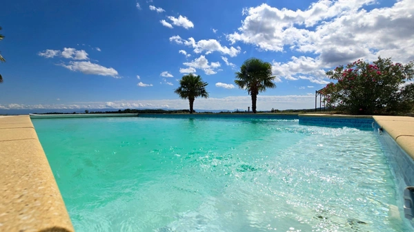  Propriété d'Exception Rénovée – 7 hectares - Étang privée - vue panoramique - Piscine - Source