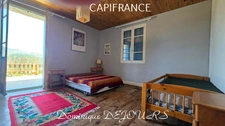 Nichée au cœur de la nature, sans vis-à-vis et avec une vue remarquable, grande maison de 7 (voir 8) chambres et de belles terrasses, offre un cadre de vie paisible et ressourçant.