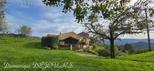 Tènement immobilier : 2 habitations et un ancien hangar agricole - 6200m² autour de la maison + bois de chênes 9700m² - source et un bassin
