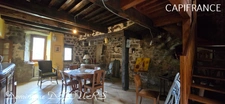 Ardèche, à 5 mn en voiture de St Pierreville au coeur du parc national des Monts d'Ardèche, spacieuse maison de 178m² avec une grande dépendance de 200m² sur 2 niveaux à aménager