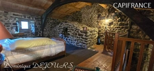 Ardèche, à 5 mn en voiture de St Pierreville au coeur du parc national des Monts d'Ardèche, spacieuse maison de 178m² avec une grande dépendance de 200m² sur 2 niveaux à aménager