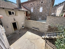Ardèche - Vallée de la Glueyre - Marcols les Eaux - Grande maison de village - une dépendance à rénover, un grand garage, caves, ...