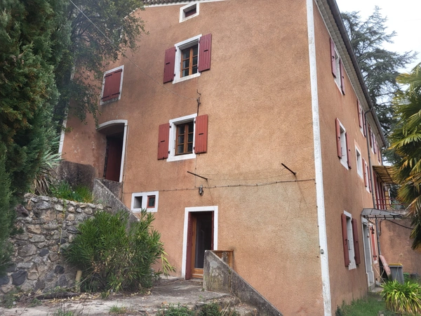 Grande maison avec un garage, un jardin sur une parcelle de 740m² + un terrain 200 m² proche mais non attenant