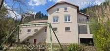 Grande maison familiale de 230m² + Studio indépendant avec un jardin, une belle terrrasse, ainsi qu'un grand local commercial de 218m² 