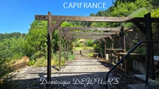 Nichée au cœur de la nature, sans vis-à-vis et avec une vue remarquable, grande maison de 7 (voir 8) chambres et de belles terrasses, offre un cadre de vie paisible et ressourçant.