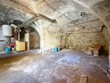 Ardèche - Vallée de la Glueyre - Marcols les Eaux - Grande maison de village - une dépendance à rénover, un grand garage, caves, ...