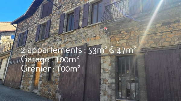 Maison composée de 2 appartements (57 et 43m²) et d'un grand garage de 100m².