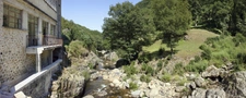 Ardèche - Ancien moulinage dans la vallée de l'Auzène - 6 logements - une grande salle 232m² - dépendance - piscine - rivière au pied