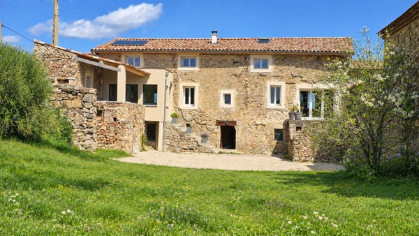  Propriété d'Exception Rénovée – 7 hectares - Étang privée - vue panoramique - Piscine - Source