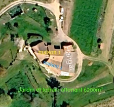 Tènement immobilier : 2 habitations et un ancien hangar agricole - 6200m² autour de la maison + bois de chênes 9700m² - source et un bassin