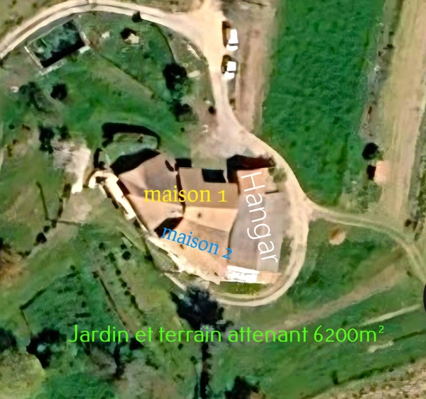 Tènement immobilier : 2 habitations et un ancien hangar agricole - 6200m² autour de la maison + bois de chênes 9700m² - source et un bassin