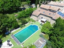 Sud-Est de la France, dans un cadre magnifique, en Ardèche magnifique maison en pierres de 320m² habitables sur 4500m² de terrain - Piscine - Exposition sud et Belle Vue dégagée