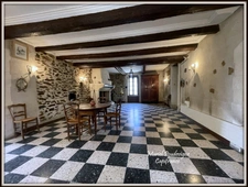 TAVEL, Maison singulière aux volumes rares et au potentiel remarquable 