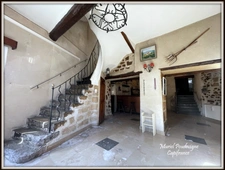 TAVEL, Maison singulière aux volumes rares et au potentiel remarquable 