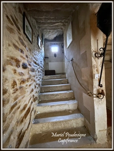 TAVEL, Maison singulière aux volumes rares et au potentiel remarquable 