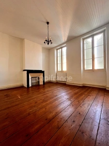 Jolie maison en plein centre de FLEURANCE (32), 165 m2, 5 pièces, 3 chambres, cave, jardin clos et puits... 