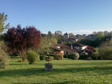 A vendre et rénover : Ancien corps de ferme 9 pièces, 6 chambres, au coeur d'un village proche de MAUVEZIN (32)