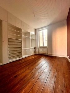 Jolie maison en plein centre de FLEURANCE (32), 165 m2, 5 pièces, 3 chambres, cave, jardin clos et puits... 