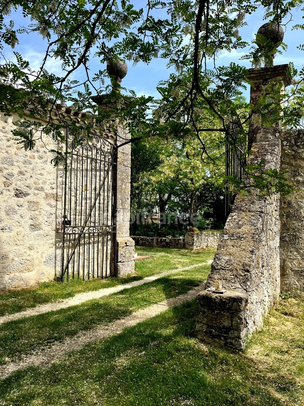 Ensemble de charme & de caractère : château, conciergerie & tour de guêt du XVIIIème près de Saint-Clar (32)